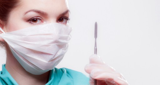 Prostata Hilfe Deutschland: Ärztin hält Skalpell in der Hand