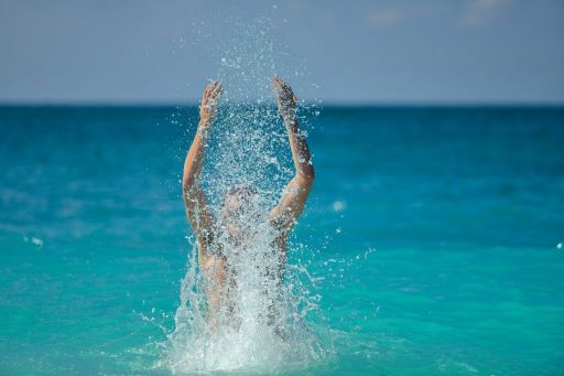 Das Leben nach Prostatakrebs wieder genießen! Prostata Hilfe Deutschland: Illustrationsbild - Mann im Wasser