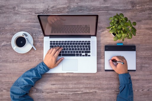 Recht und Sozialeistungen nach Prostatakrebs Prostata Hilfe Deutschland: Mann mit Laptop und Kaffee