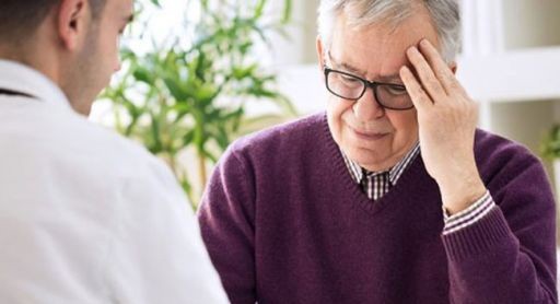 Prostatakrebs – Schritt für Schritt erklärt Prostata Hilfe Deutschland: Illustrationsbild - Mann bei Arzt mit Sorge.