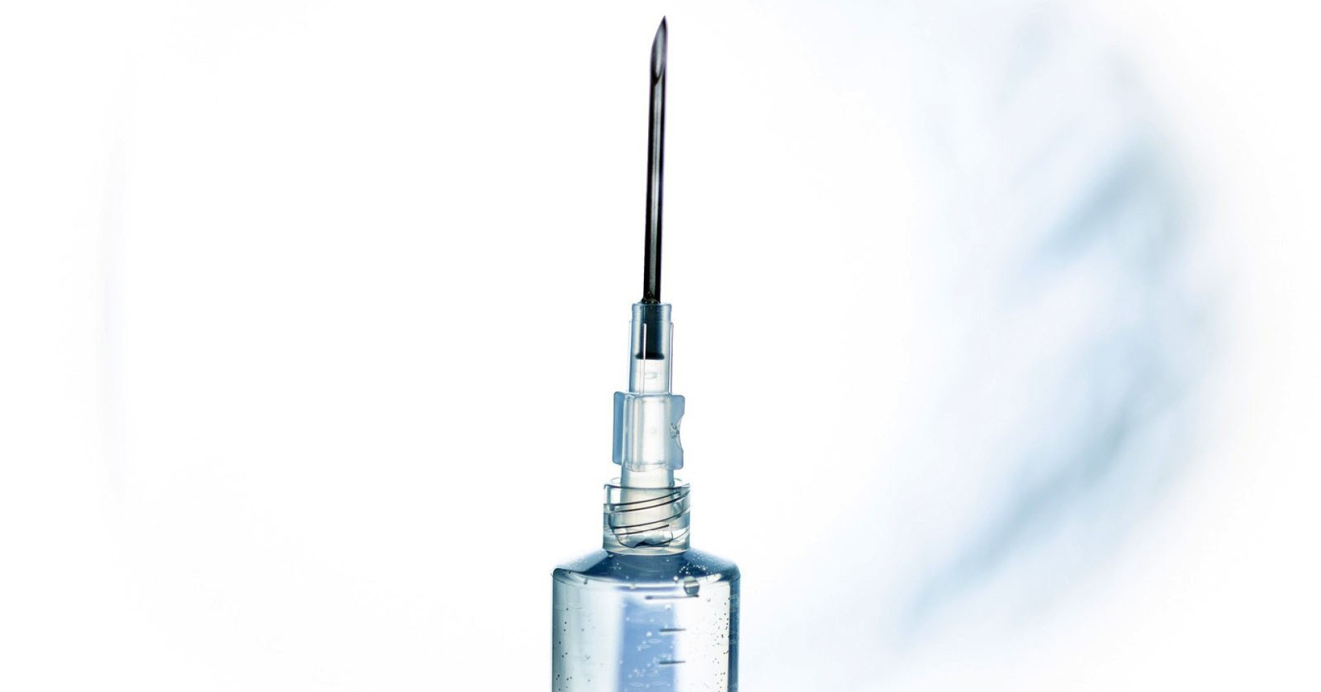 Prostata Hilfe Deutschland: Nahaufnahme einer gefüllten medizinischen Spritze mit Nadel