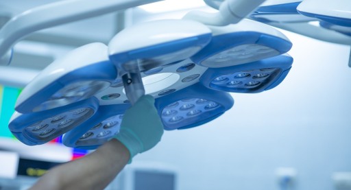 Radikale Prostatektomie - alle Infos und Fakten zur Prostata-Op Prostata Hilfe Deutschland: große Deckenlampe im Op