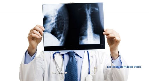 Prostata Hilfe Deutschland: Illustrationsbild Aktive Überwachung bei Prostatakrebs - Arzt mit Röntgenbild