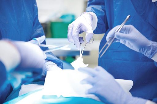 Behandlungen bei Prostatakrebs Prostata Hilfe Deutschland: Illustrationsbild für Behandlung bei Prostatakrebs - Ärzte im Operationssaal