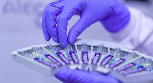 Prostata Hilfe Deutschland: Hände halten Proben