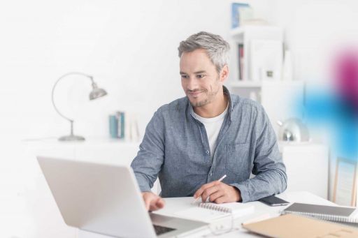 Projektvorstellung Prostata Hilfe Deutschland Prostata Hilfe Deutschland: Illustrationsbild Projektvorstellung - Mann sitzt am Laptop