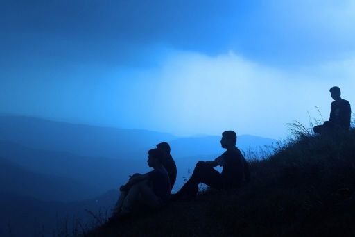Angst bei Prostatakrebs - das hilft! Prostata Hilfe Deutschland: Illustrationsbild Angst bei Prostatakrebs - Vier Männer auf dem Berg