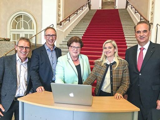 Auftakt in der Staatskanzlei Prostata Hilfe Deutschland: Illustrationsbild - Gruppenfoto: Michael Reinhard, Dr. Knut Müller, Barbara Stamm, Melanie Huml und Dr. Frank Schiefelbein