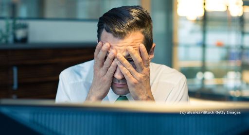Arbeitsfähigkeit im Büro: Fatigue beeinträchtigt sie am meisten Prostata Hilfe Deutschland: Illustrationsbild Arbeitsfähigkeit - Gestresster Mann im Büro