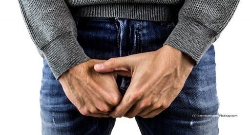 Prostataentzündung (Prostatitis) - Symptome und Behandlungen Prostata Hilfe Deutschland: Illustrationsbild - Mann in Jeans hält sich Hände vor den Unterleib.