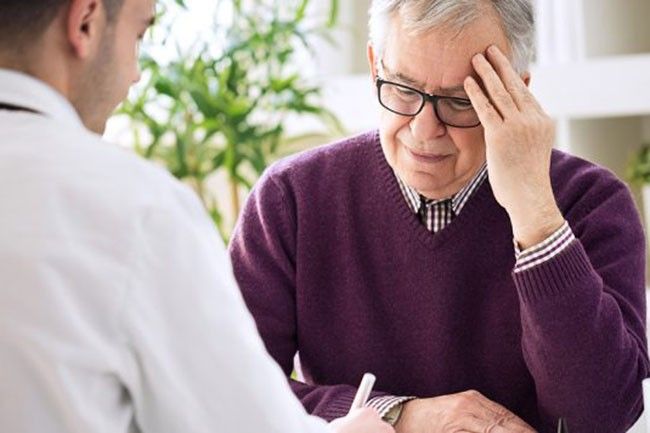 Prostata Hilfe Deutschland: Illustrationsbild - Mann bei Arzt mit Sorge.