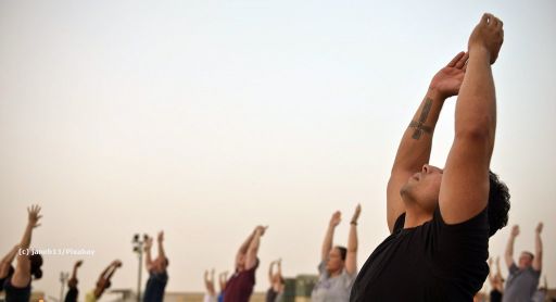 Prostata Hilfe Deutschland: Gruppe von Menschen beim Ausüben von Yoga