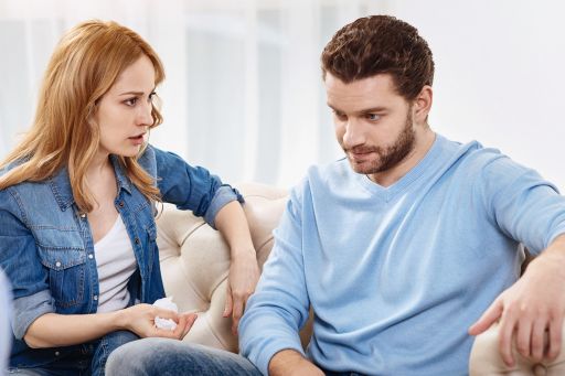 Frauen leiden bei Prostatakrebs mit Prostata Hilfe Deutschland: Illustrationsbild - Mann und Frau im Gespräch